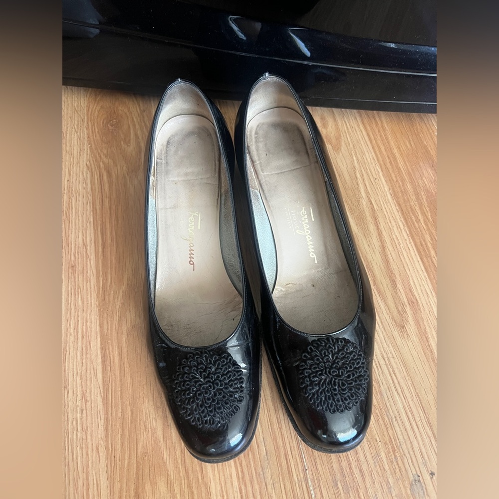 SALVATORE FERRAGAMO  BLACK PATENT POM POM PUMPS size 7.5 C